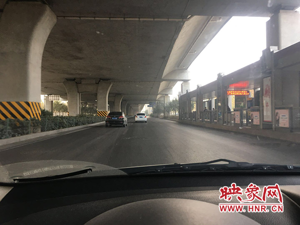 限行首日，三環(huán)橋上橋下，車輛不多，交通狀況良好。