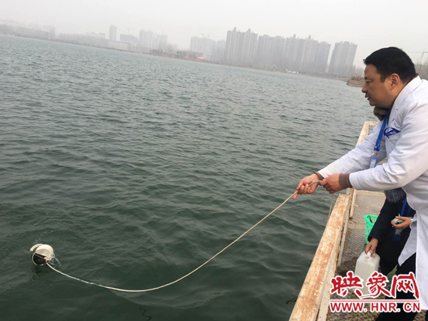 自來水公司工作人員正在檢測水質(zhì) 自來水公司工作人員正在檢測水質(zhì)