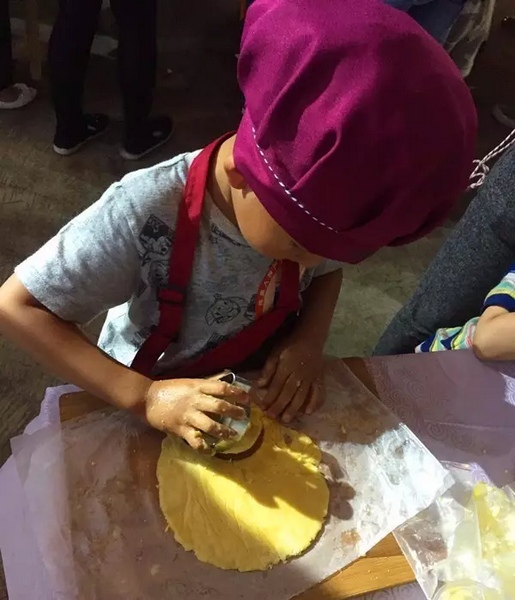 在爸爸媽媽的陪同下，親手制作餅干