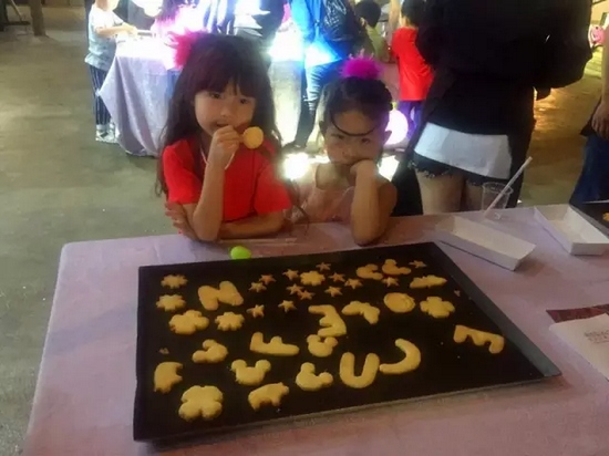 烤制好的餅干，發(fā)揮想象力，畫上美麗的圖案