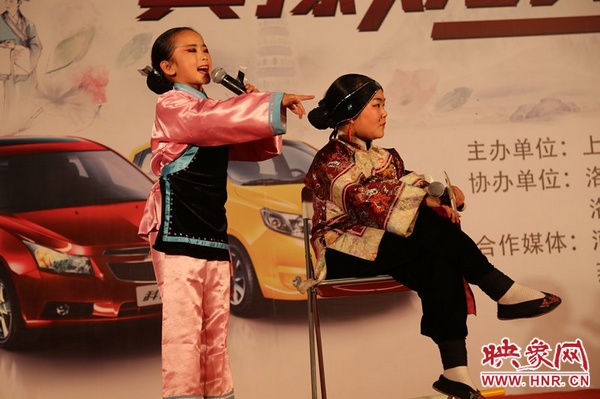 兩個小演員的表演活潑，惹得觀眾連連叫好。