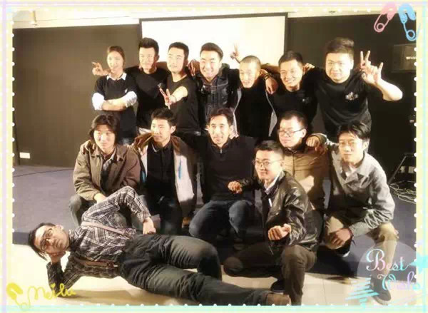 表演結(jié)束，看這哥們兒，為了和演員合影也是蠻拼的！