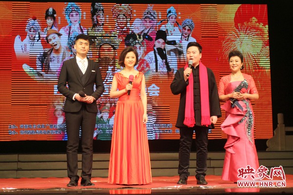 戲迷春晚主持人月陽（右二）、李亞楠（右一）、王巖（左二）、王曉凡（左一）