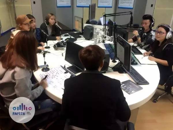 正式直播的時(shí)候，美少女們都非常認(rèn)真哦！