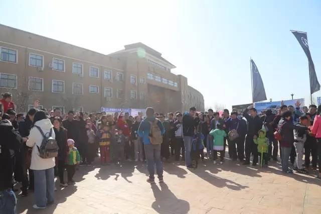 主持人胖達(dá)帶領(lǐng)魚(yú)油們進(jìn)行抽獎(jiǎng)環(huán)節(jié)，禮物大大滴呦！