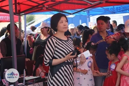 976老大木子一手手機一手對講一臉嚴肅，這是有多緊張呢？