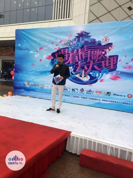 路飛冒雨主持，心中火熱的根本不需要雨傘啦！