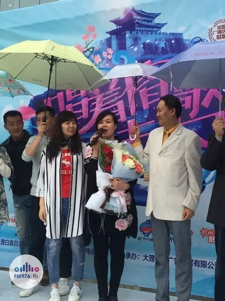 海波瞞著妻子，請來妻子的家人，耿梅驚喜感動，喜極而泣~