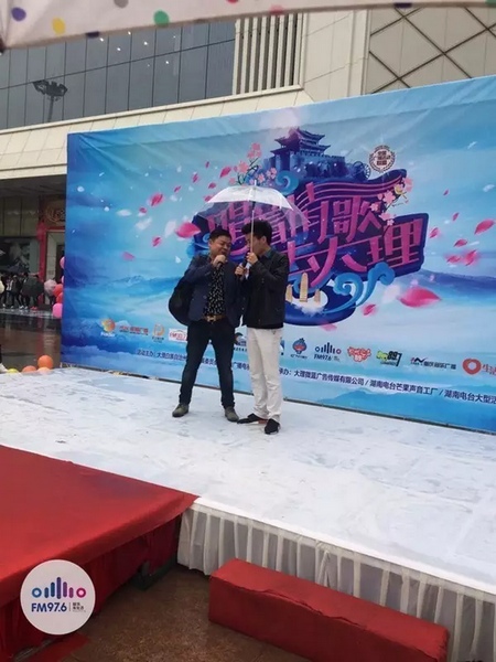 這位男士向遠(yuǎn)在家鄉(xiāng)的妻子隔空表白，勇氣真是大大的，您對妻子的愛，已經(jīng)超越萬水千山。