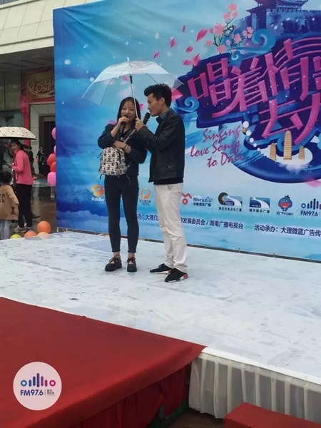 這是一位在校大學(xué)校，暗暗的喜歡純純的愛。