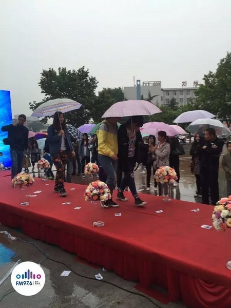 　　好友從屏幕后面走出來，他們特意從陜西、平頂山趕來為兩人送出祝福。