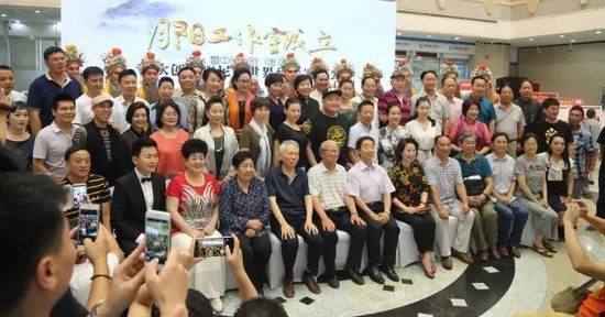 諸多藝術(shù)家和社會各界人士以及唐派弟子、戲迷到場祝賀