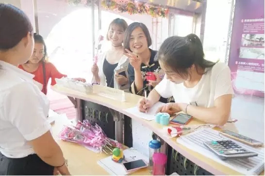 到場(chǎng)嘉賓均獲得巧克力一盒，女士另外還獲得獲得玫瑰花一支。