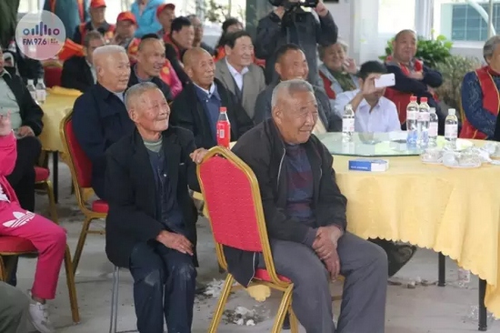 臺(tái)上展風(fēng)采，臺(tái)下笑開(kāi)懷