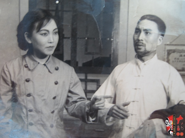 方玉蘭、杜世杰在現(xiàn)戲《在兩條戰(zhàn)線(xiàn)上》中