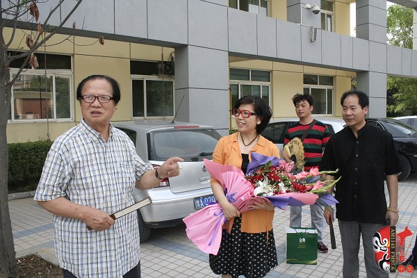  左起：著名豫劇表演藝術(shù)家賈庭聚、河南電臺戲曲廣播總監(jiān)木子、唐派再傳弟子郭志成等待看望馬云玲女士