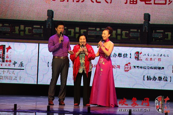 著名越調(diào)表演藝術(shù)家、越調(diào)皇后毛愛蓮（中）