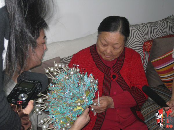 又看到梅蘭芳送給自己的鳳冠，老太太很激動(dòng)