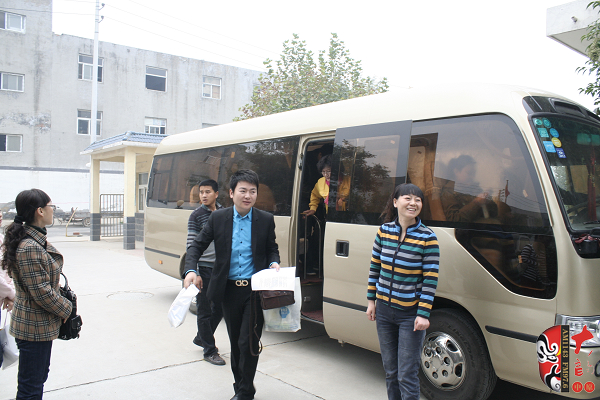 河南電臺(tái)戲曲廣播些眾多戲曲名家一行來到鄭州市二七區(qū)敬老院