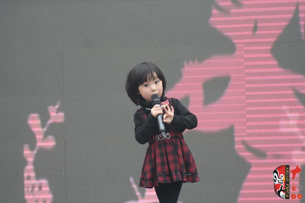 河南電視臺(tái)《梨園春》明星小擂主、河南軒逸少兒藝術(shù)培訓(xùn)中心張楚怡演唱豫劇《抬花轎》選段“從今后不當(dāng)那老