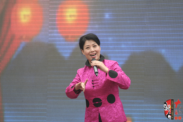 著名曲劇表演藝術(shù)家、中國戲劇梅花獎(jiǎng)獲得者方素珍演唱曲劇《風(fēng)雪配》選段“今日是我出閨的前一天晚上”