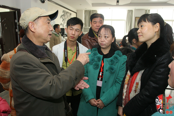 03著名黃梅戲表演藝術(shù)家、有“小董永”之稱的夏承平進(jìn)入比賽現(xiàn)場就被黃梅戲粉絲圍觀