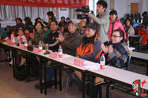 評委（左起）：河南電臺戲曲廣播《票友排行榜》河南十大名票黃立群、陜西戲曲廣播資深音樂編輯焦詠、著名黃