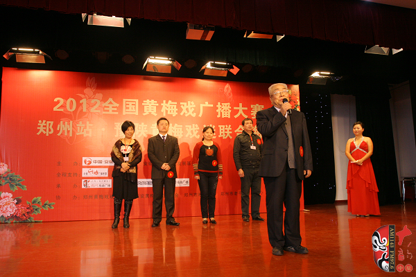 選手五人一組上臺表演，臺上為第一組選手