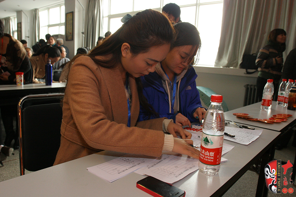 河南電臺戲曲廣播工作人員在緊張的統(tǒng)計(jì)選手分?jǐn)?shù)