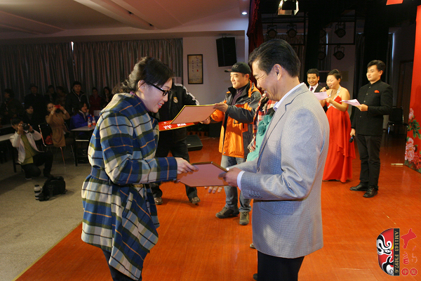 河南電臺戲曲廣播副總監(jiān)張彤、安徽戲曲廣播副總監(jiān)汪源、陜西戲曲廣播資深音樂編輯焦詠為晉級選手頒發(fā)晉級牌