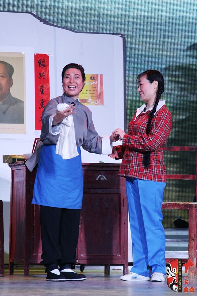 第三場(chǎng)，河南電臺(tái)戲曲廣播總監(jiān)木子（左）飾栓保娘，《梨園星秀場(chǎng)》《有你就有戲》主持人媛媛（右）飾銀環(huán)