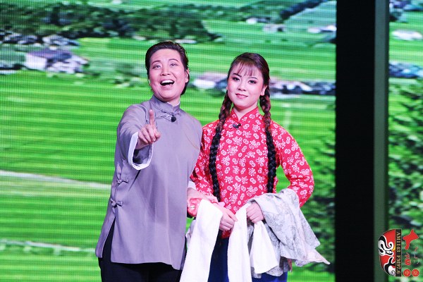 第九場(chǎng)，河南電臺(tái)戲曲廣播總監(jiān)木子（左）飾栓保娘，素雅青年豫劇團(tuán)劉帥毅（右）飾銀環(huán)