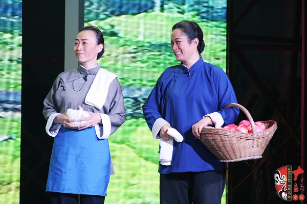 第七場(chǎng)，河南電臺(tái)戲曲廣播副總監(jiān)、中國(guó)播音主持金話筒獎(jiǎng)獲得者張彤（左）飾栓保娘