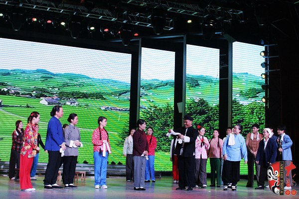 眾鄉(xiāng)親場(chǎng)面——包含河南電臺(tái)戲曲廣播主持人，專業(yè)戲曲演員、戲曲票友，河南電臺(tái)戲曲廣播聽眾