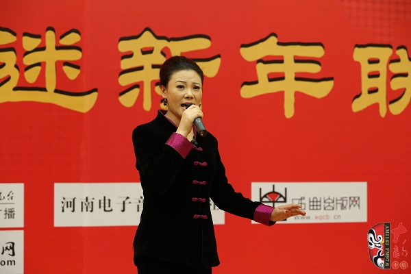 戲曲廣播主持人王唯、曉琴、丁蘭、李鋮及鄭州市曲劇團(tuán)優(yōu)秀演員張娜共同表演的小品《賣鞋》