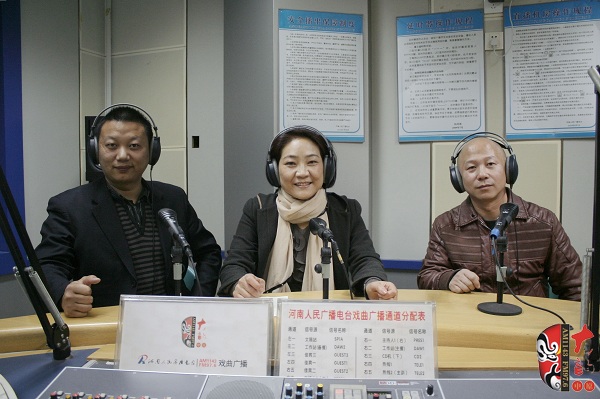 本次傳統(tǒng)古裝大戲《三哭殿》的輔導(dǎo)老師之一、著名越調(diào)演員李娟（中）及本次大戲的主要演員做客直播間