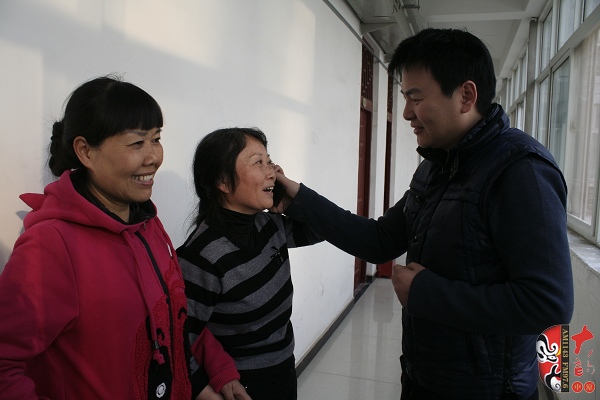  著名戲曲節(jié)目主持人、河南電臺戲曲廣播當(dāng)家小生月陽在排練現(xiàn)場連線直播間并采訪劇目主要演員