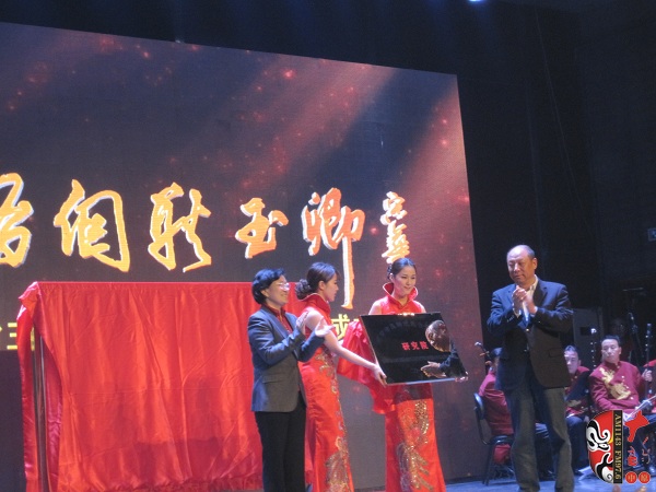 省委組織部副部長、人力資源和社會保障廳廳長楊盛道，省文化廳廳長楊麗萍為玉卿戲曲音樂藝術(shù)研究院揭牌