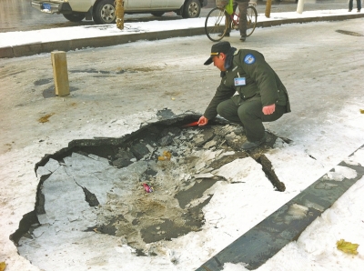 　路面塌陷，“坑”罷轎車坑電動。