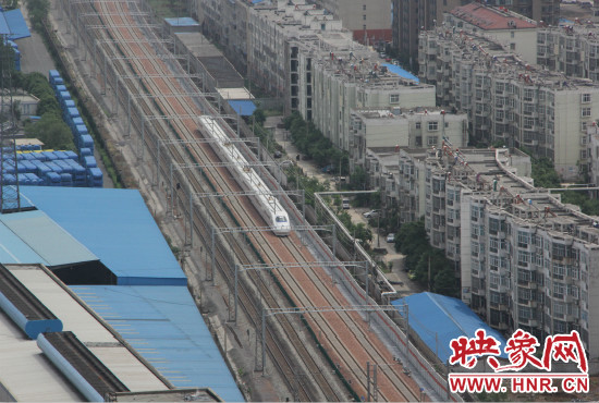 4日上午8點(diǎn)10分，隨著一聲汽笛長(zhǎng)鳴，一列“子彈頭”列車緩緩駛出鄭州車站。