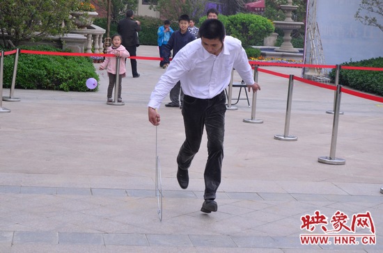 說(shuō)是比賽，其實(shí)就是活力的釋放，就是開心的海洋，丟沙包、踢毽子、三人四足、滾鐵環(huán)等項(xiàng)目