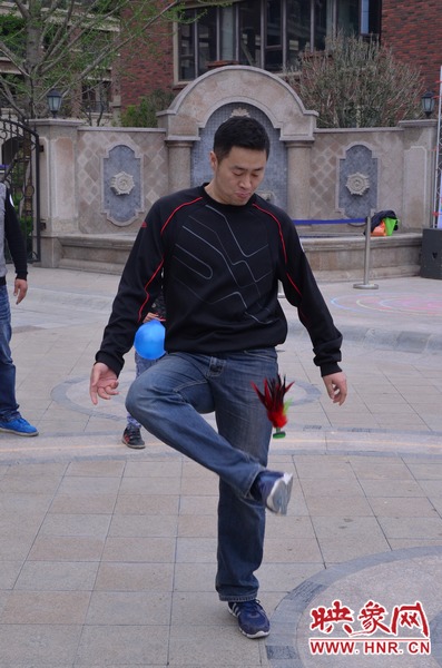 說(shuō)是比賽，其實(shí)就是活力的釋放，就是開心的海洋，丟沙包、踢毽子、三人四足、滾鐵環(huán)等項(xiàng)目