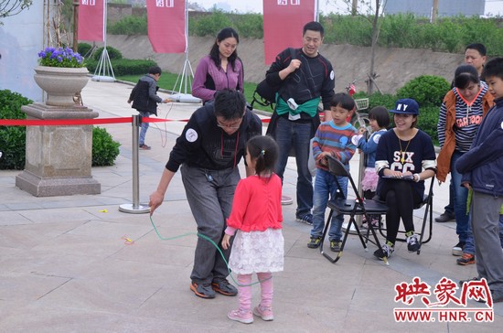 當(dāng)然啦，也有小天使現(xiàn)場(chǎng)跟爸比罷工的，就是不跳，弄的爸爸也哭笑不得。