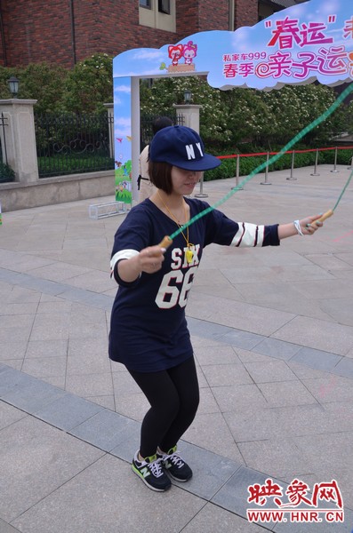 小麥也是現(xiàn)場(chǎng)玩起了跳繩，技術(shù)不錯(cuò)嘛！