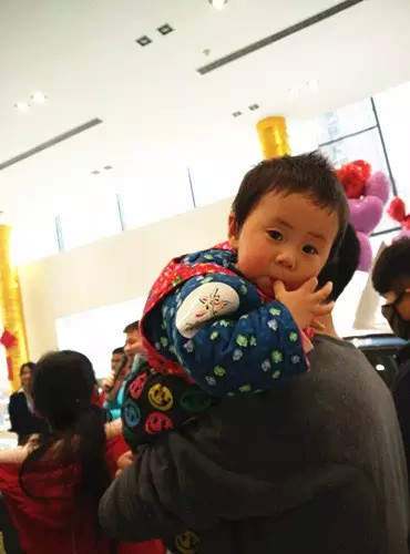 小朋友雖然你骨骼清奇，但是米、油你照樣拎不動(dòng)啊，還是乖乖的油卡拿好吧。