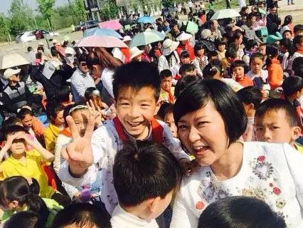 現(xiàn)場(chǎng)看來(lái)，陶真姐姐更是倍受孩子們的歡迎！