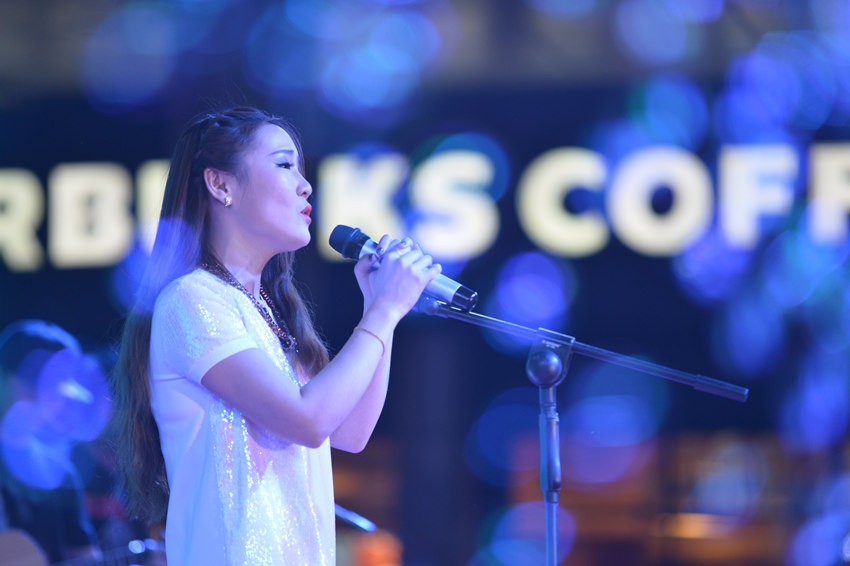 接下來是主播丹丹的《辛德瑞拉》，作為一個音樂節(jié)目的主播，唱歌當然都是毛毛雨。