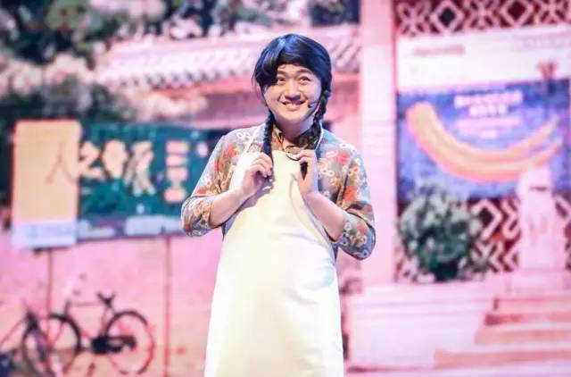 小品《那些年我們錯過的一支舞》，主播樂天、張嵩的裝扮你給打幾分？