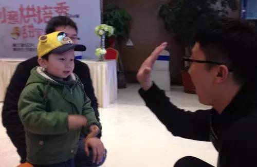 老楊你真心的是童心未泯啊，來，跟叔叔Give Me Five！