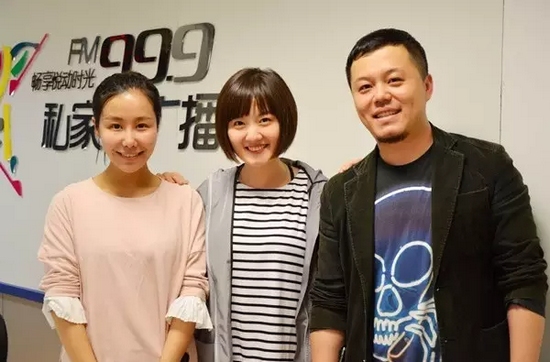 跟兩位女神在一起，莫非你知道你此刻有多招小編嫉恨？